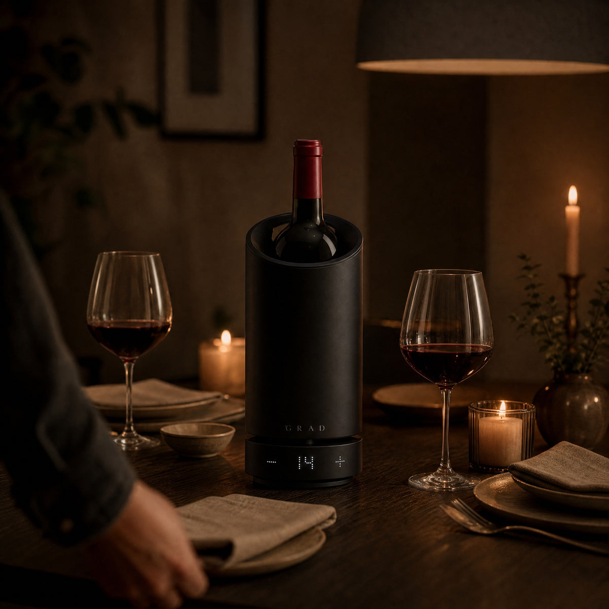 Host serving wine from the GRAD No.1 Black Edition cooler at an evening dinner